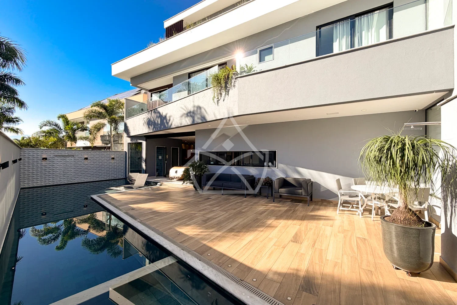 Casa Triplex à Venda com 6 Suítes