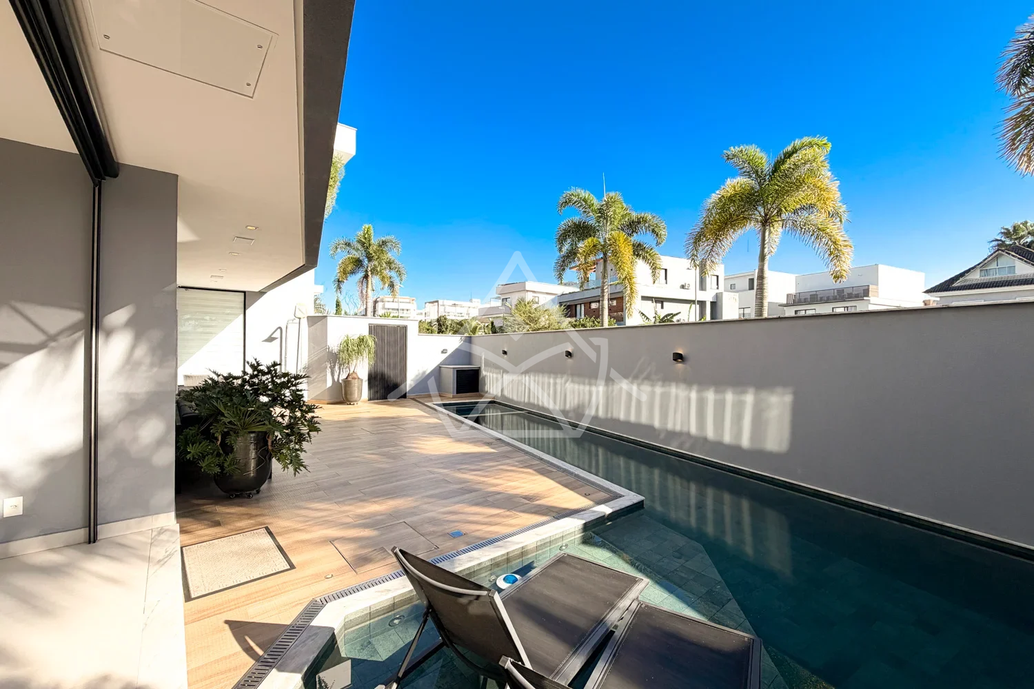 Casa Triplex à Venda com 6 Suítes