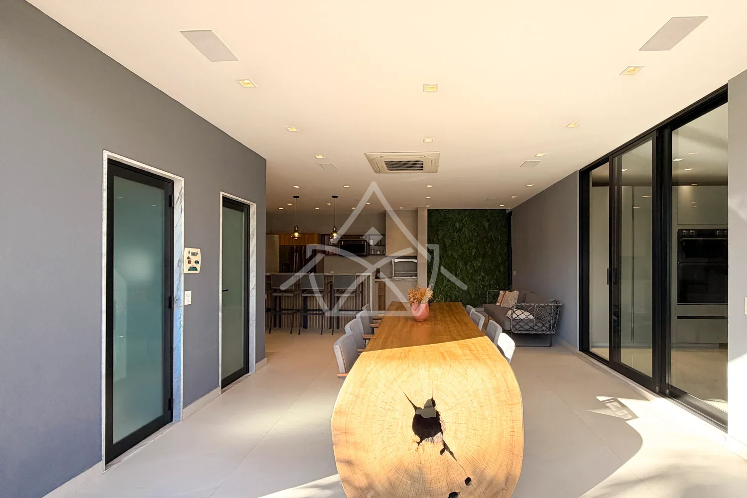 Casa Triplex à Venda com 6 Suítes
