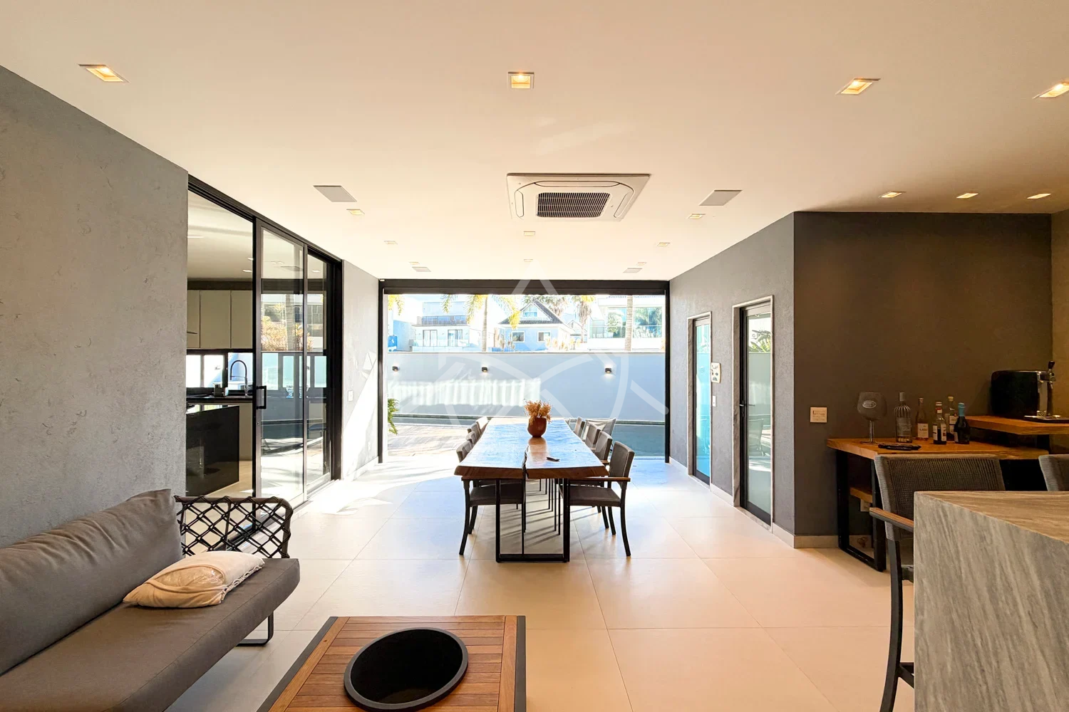 Casa Triplex à Venda com 6 Suítes