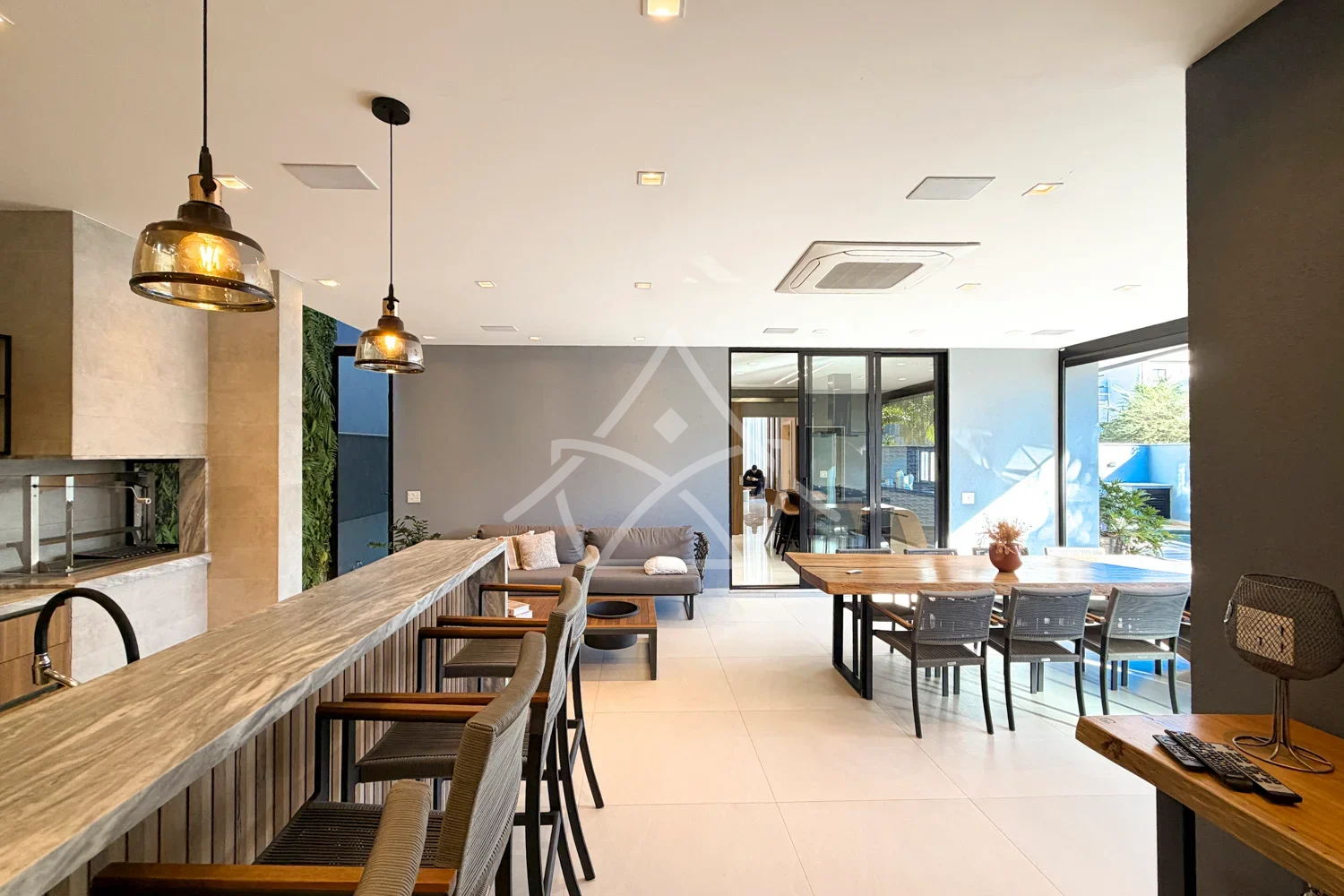 Casa Triplex à Venda com 6 Suítes