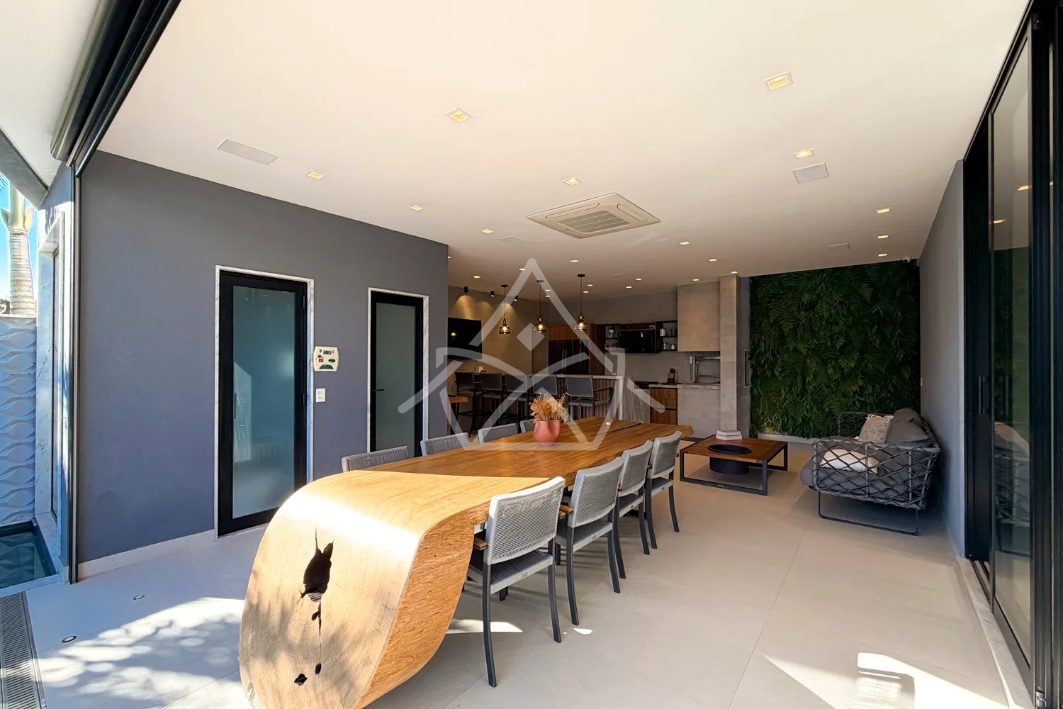 Casa Triplex à Venda com 6 Suítes