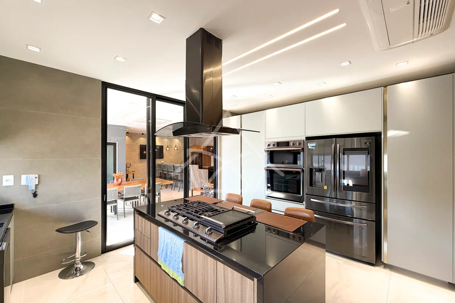 Casa Triplex à Venda com 6 Suítes