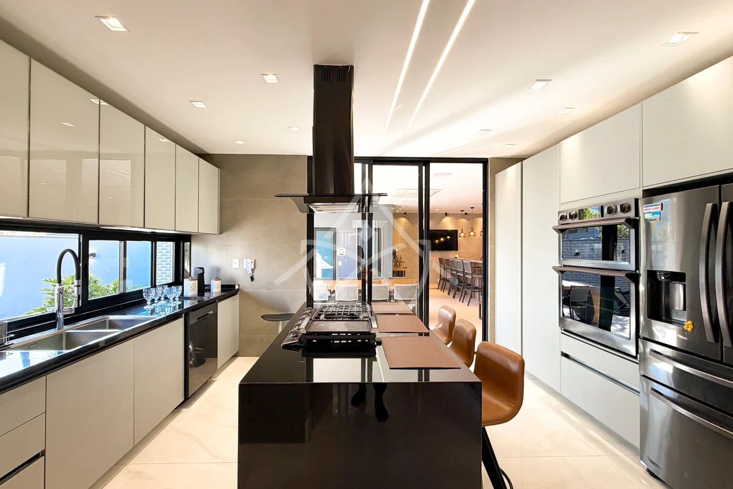 Casa Triplex à Venda com 6 Suítes