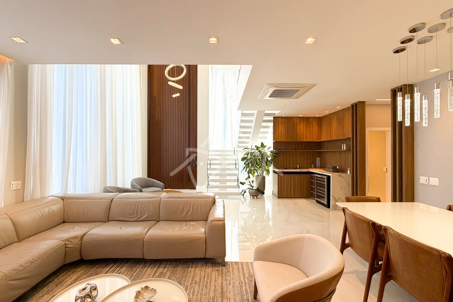 Casa Triplex à Venda com 6 Suítes