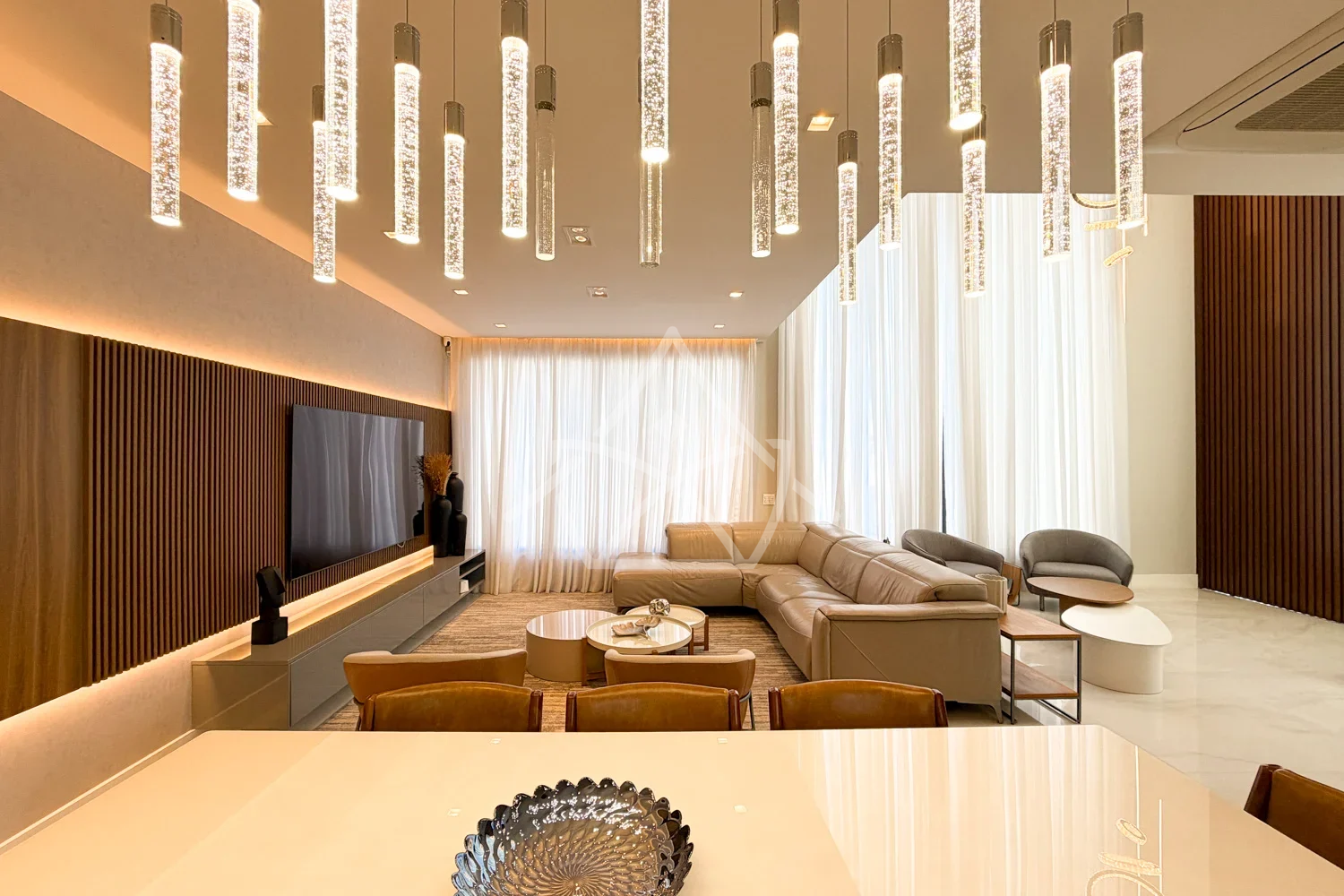 Casa Triplex à Venda com 6 Suítes