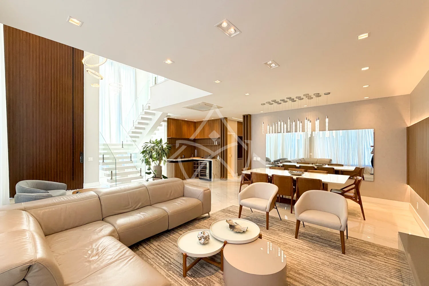 Casa Triplex à Venda com 6 Suítes