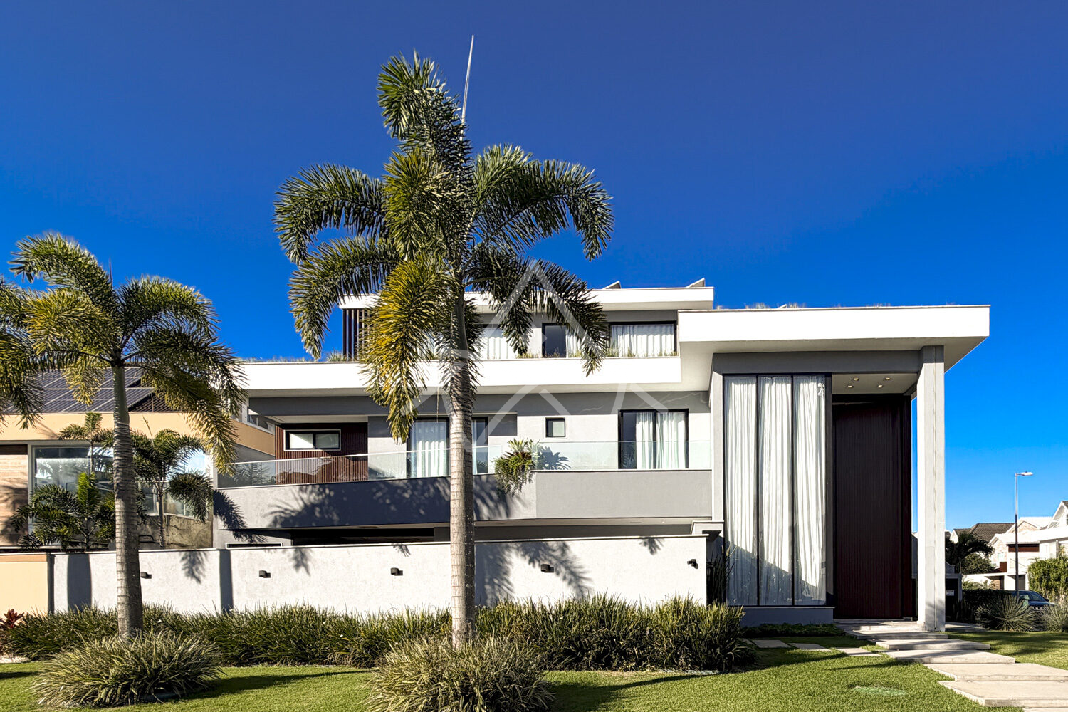 Casa Triplex à Venda com 6 Suítes