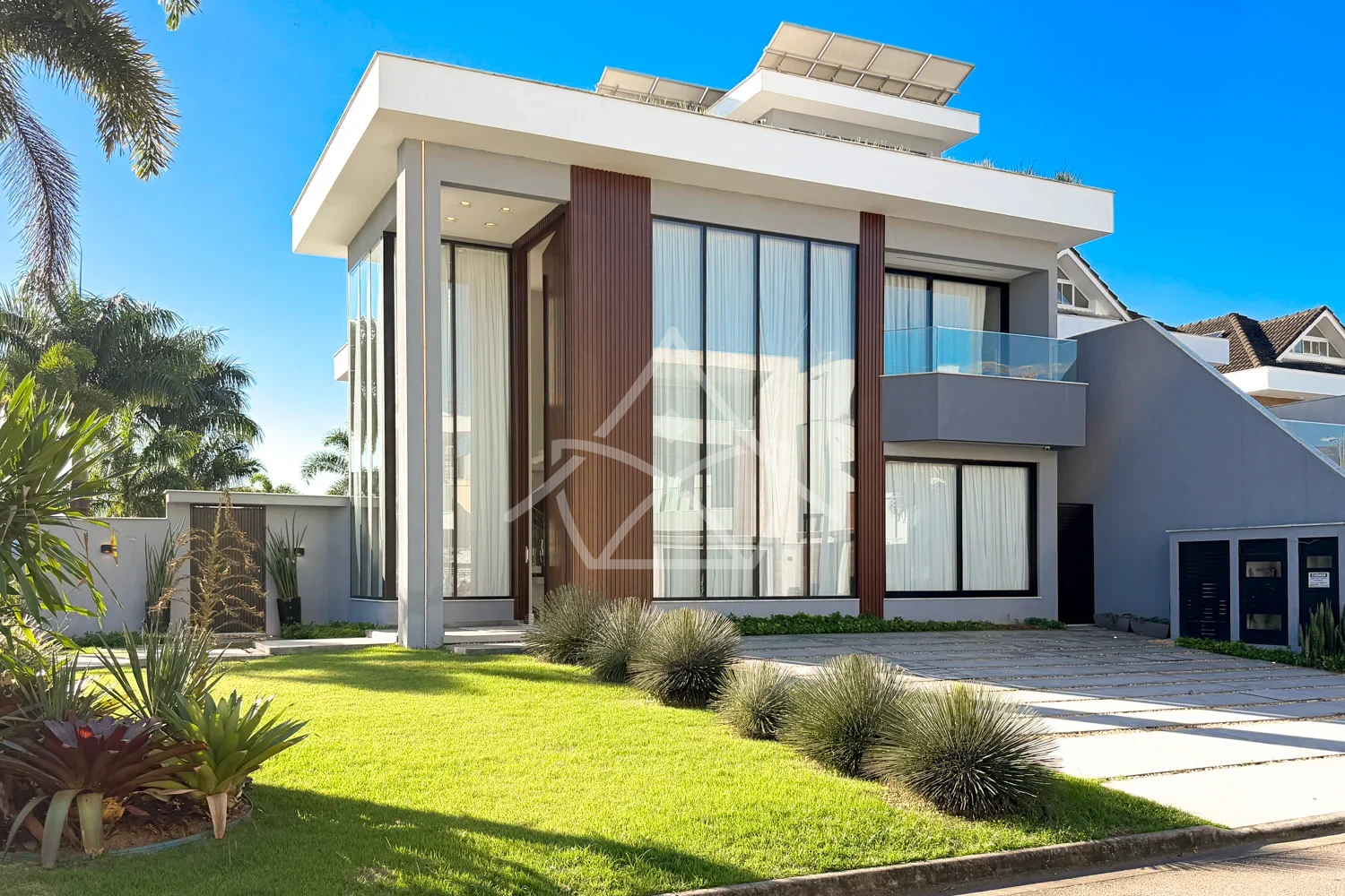 Casa Triplex à Venda com 6 Suítes