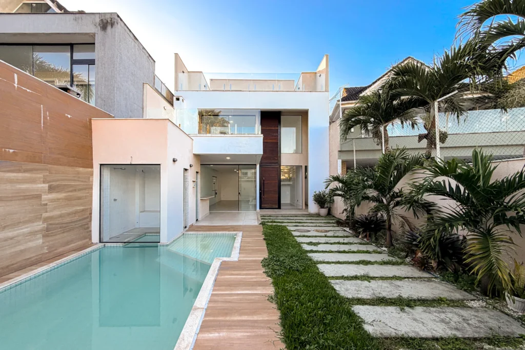Casa Triplex à Venda com 3 Suítes, Piscina, Sauna e Espaço Gourmet
