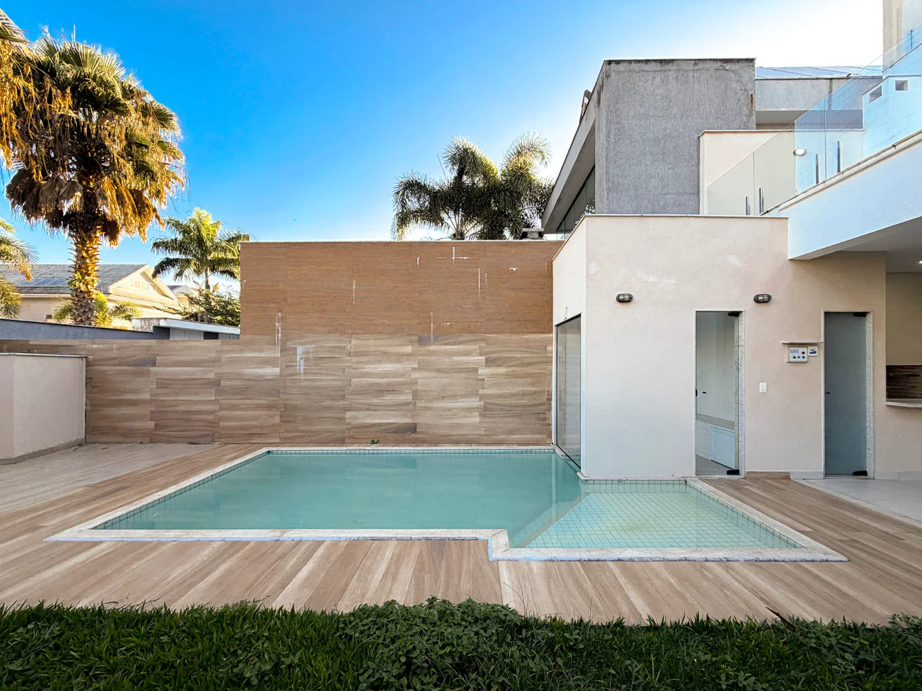 Casa Triplex à Venda com 3 Suítes, Piscina, Sauna e Espaço Gourmet