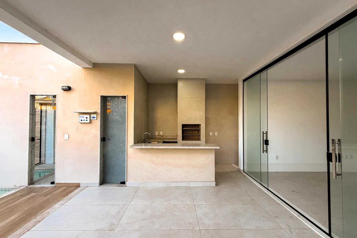 Casa Triplex à Venda com 3 Suítes, Piscina, Sauna e Espaço Gourmet