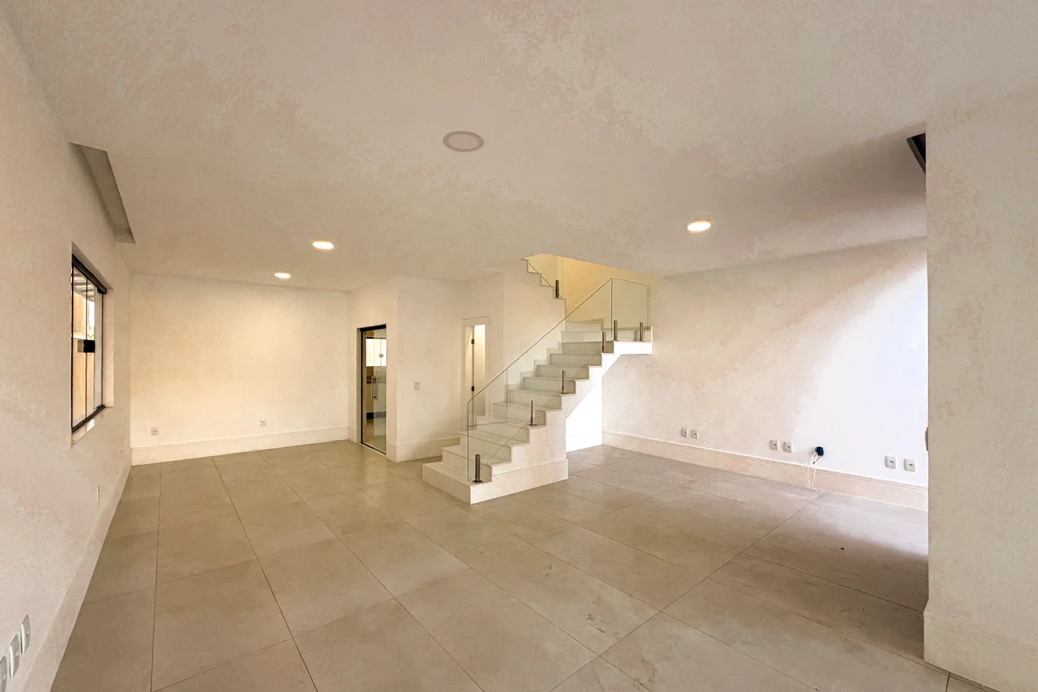 Casa Triplex à Venda com 3 Suítes, Piscina, Sauna e Espaço Gourmet