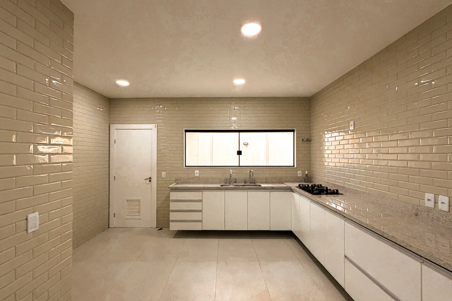 Casa Triplex à Venda com 3 Suítes, Piscina, Sauna e Espaço Gourmet