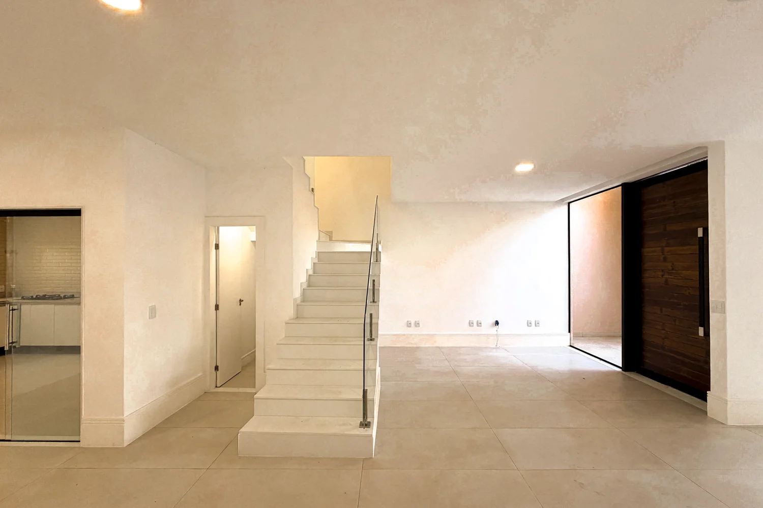Casa Triplex à Venda com 3 Suítes, Piscina, Sauna e Espaço Gourmet