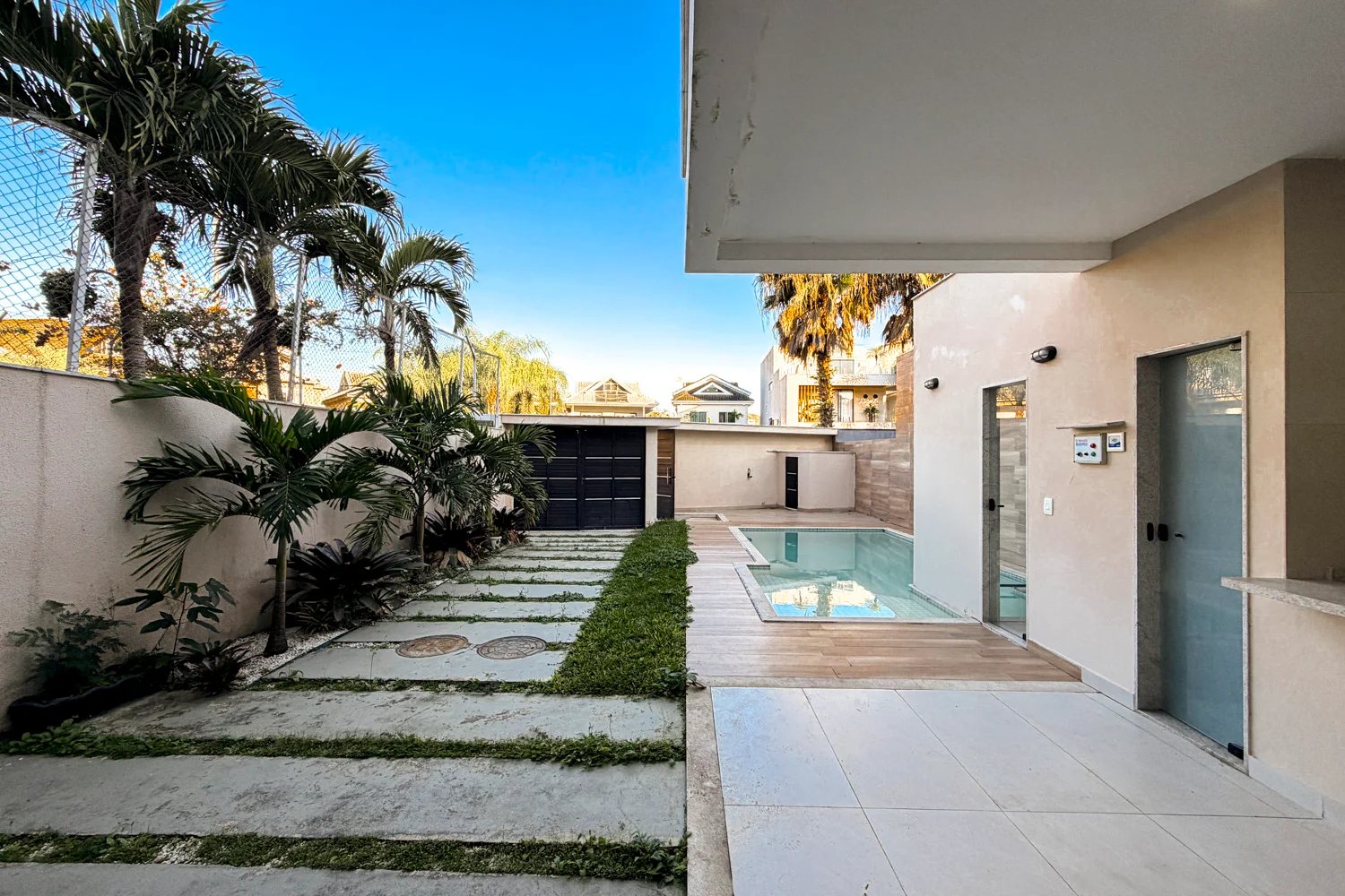 Casa Triplex à Venda com 3 Suítes, Piscina, Sauna e Espaço Gourmet