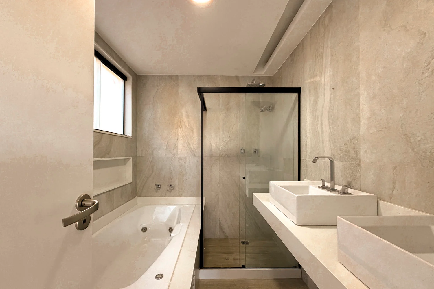 Casa Triplex à Venda com 3 Suítes, Piscina, Sauna e Espaço Gourmet