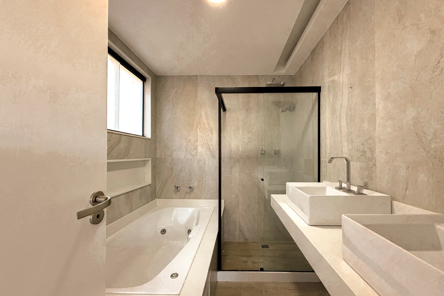 Casa Triplex à Venda com 3 Suítes, Piscina, Sauna e Espaço Gourmet