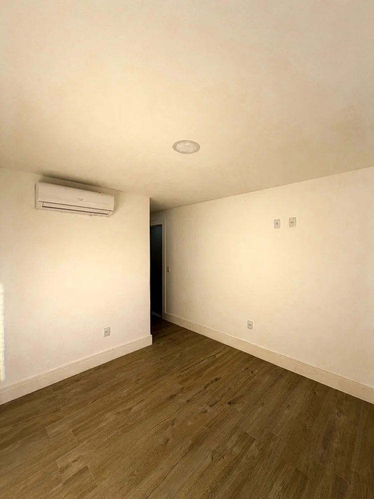 Casa Triplex à Venda com 3 Suítes, Piscina, Sauna e Espaço Gourmet