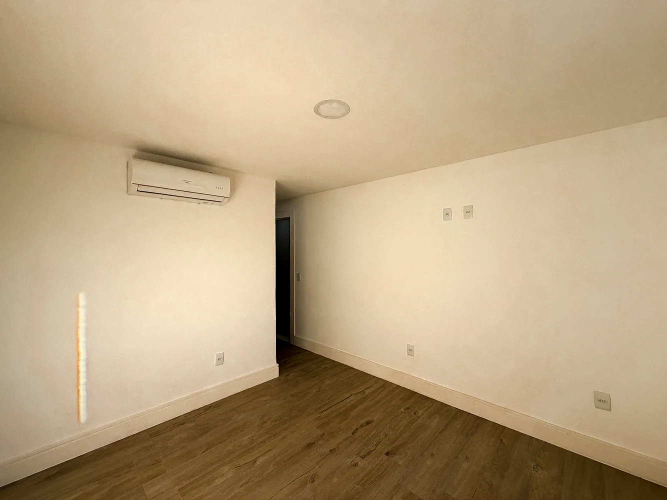 Casa Triplex à Venda com 3 Suítes, Piscina, Sauna e Espaço Gourmet