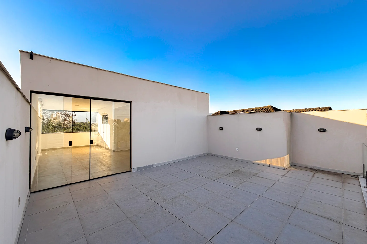 Casa Triplex à Venda com 3 Suítes, Piscina, Sauna e Espaço Gourmet