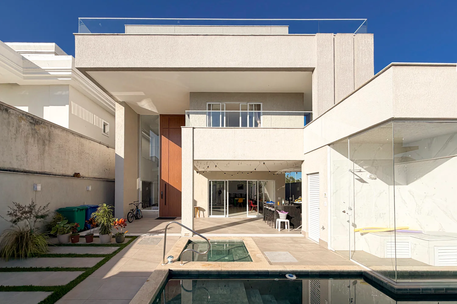 Casa à Venda com 3 Suítes, Pé-Direito Duplo, Piscina e Espaço Gourmet