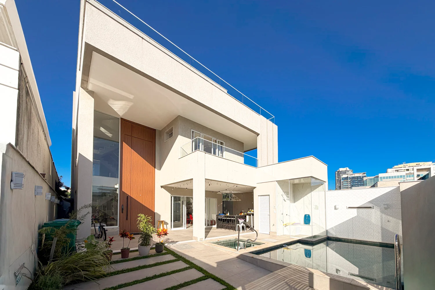 Casa à Venda com 3 Suítes, Pé-Direito Duplo, Piscina e Espaço Gourmet