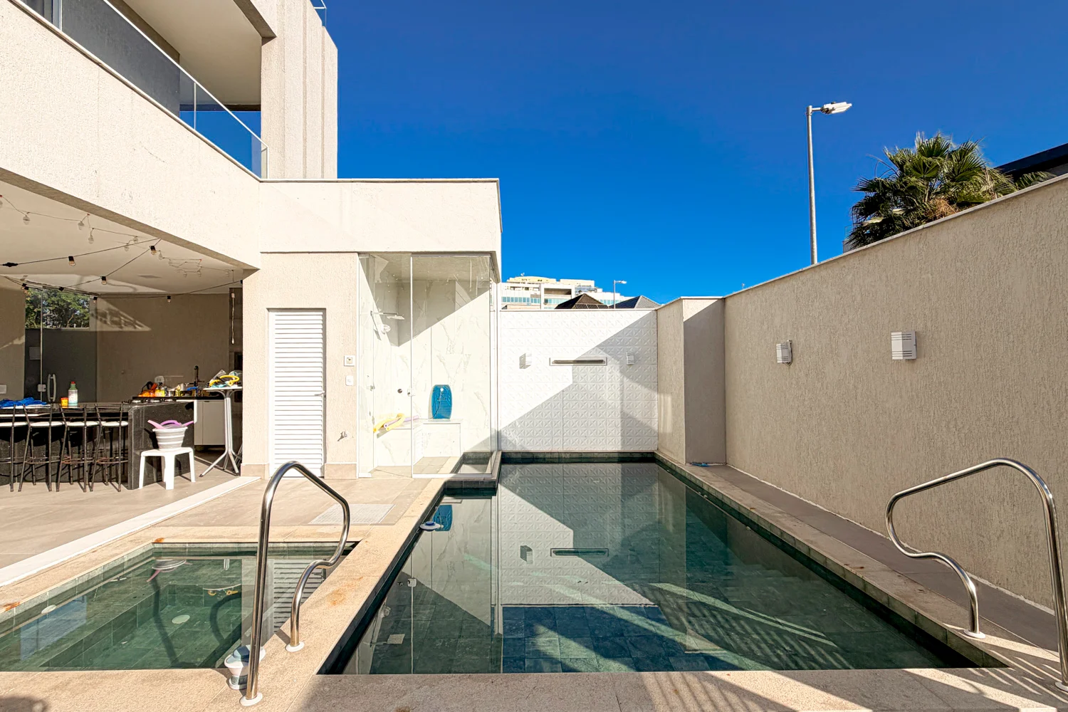 Casa à Venda com 3 Suítes, Pé-Direito Duplo, Piscina e Espaço Gourmet