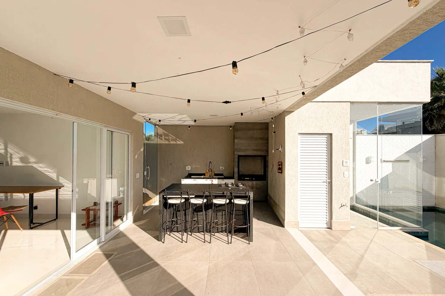 Casa à Venda com 3 Suítes, Pé-Direito Duplo, Piscina e Espaço Gourmet