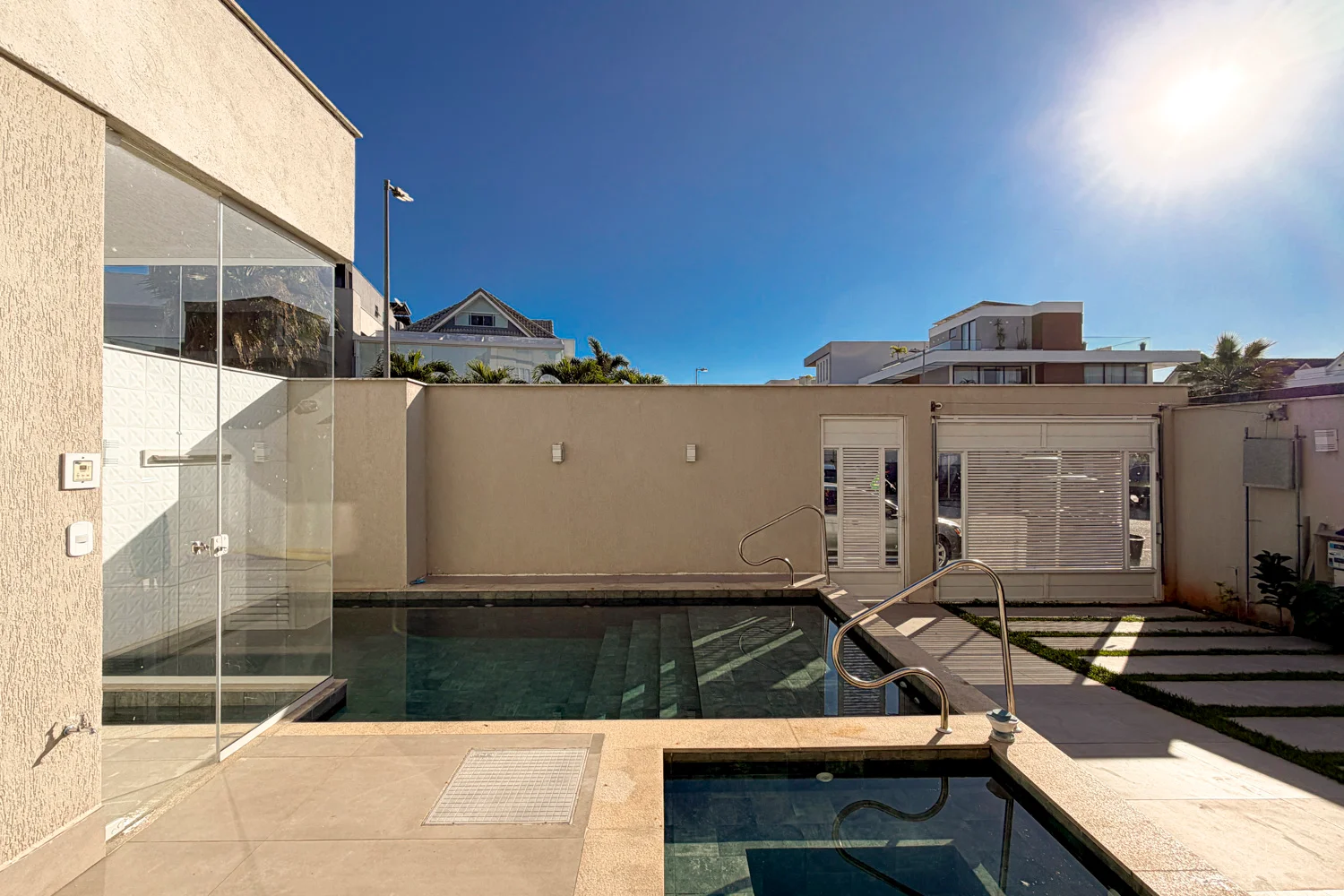 Casa à Venda com 3 Suítes, Pé-Direito Duplo, Piscina e Espaço Gourmet