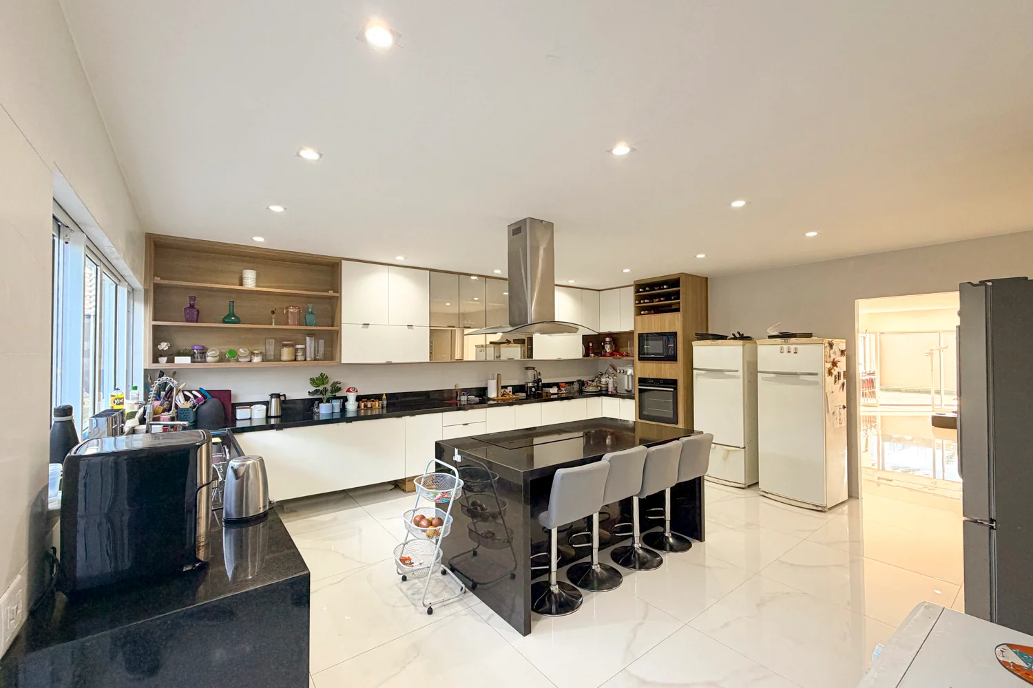 Casa à Venda com 3 Suítes, Pé-Direito Duplo, Piscina e Espaço Gourmet