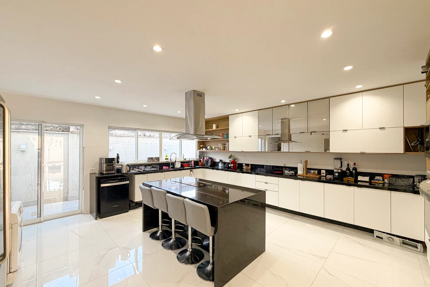 Casa à Venda com 3 Suítes, Pé-Direito Duplo, Piscina e Espaço Gourmet
