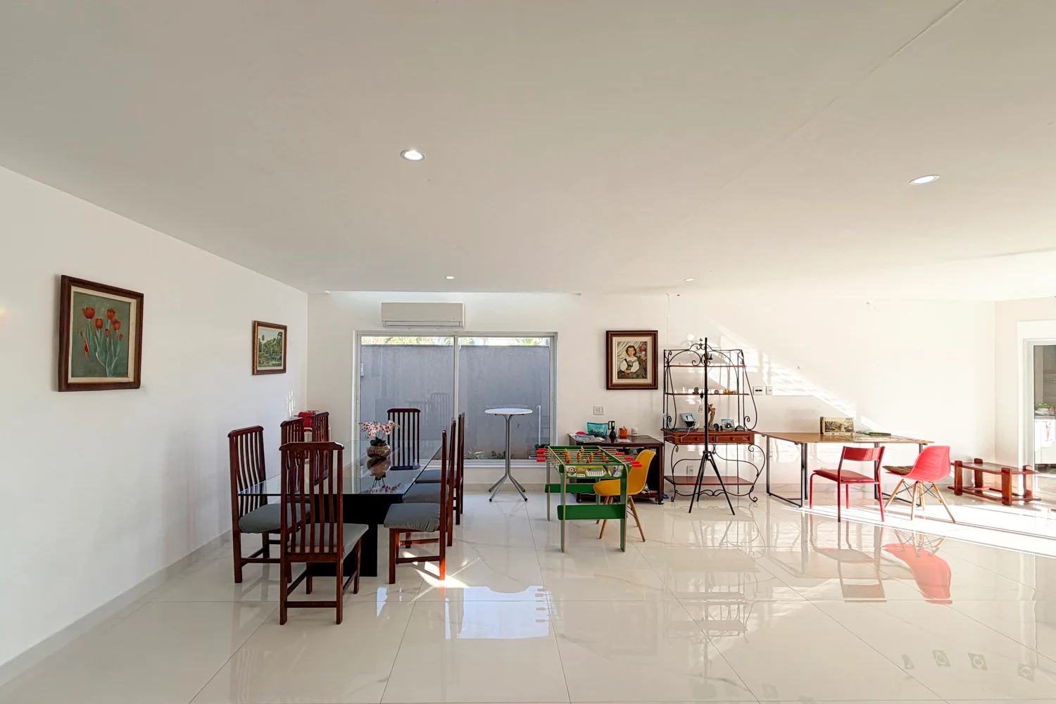 Casa à Venda com 3 Suítes, Pé-Direito Duplo, Piscina e Espaço Gourmet