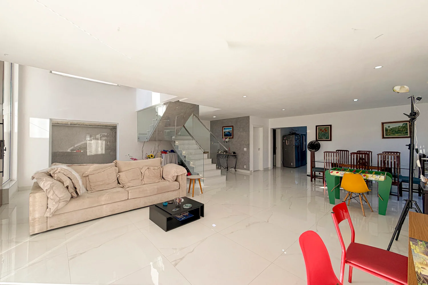 Casa à Venda com 3 Suítes, Pé-Direito Duplo, Piscina e Espaço Gourmet