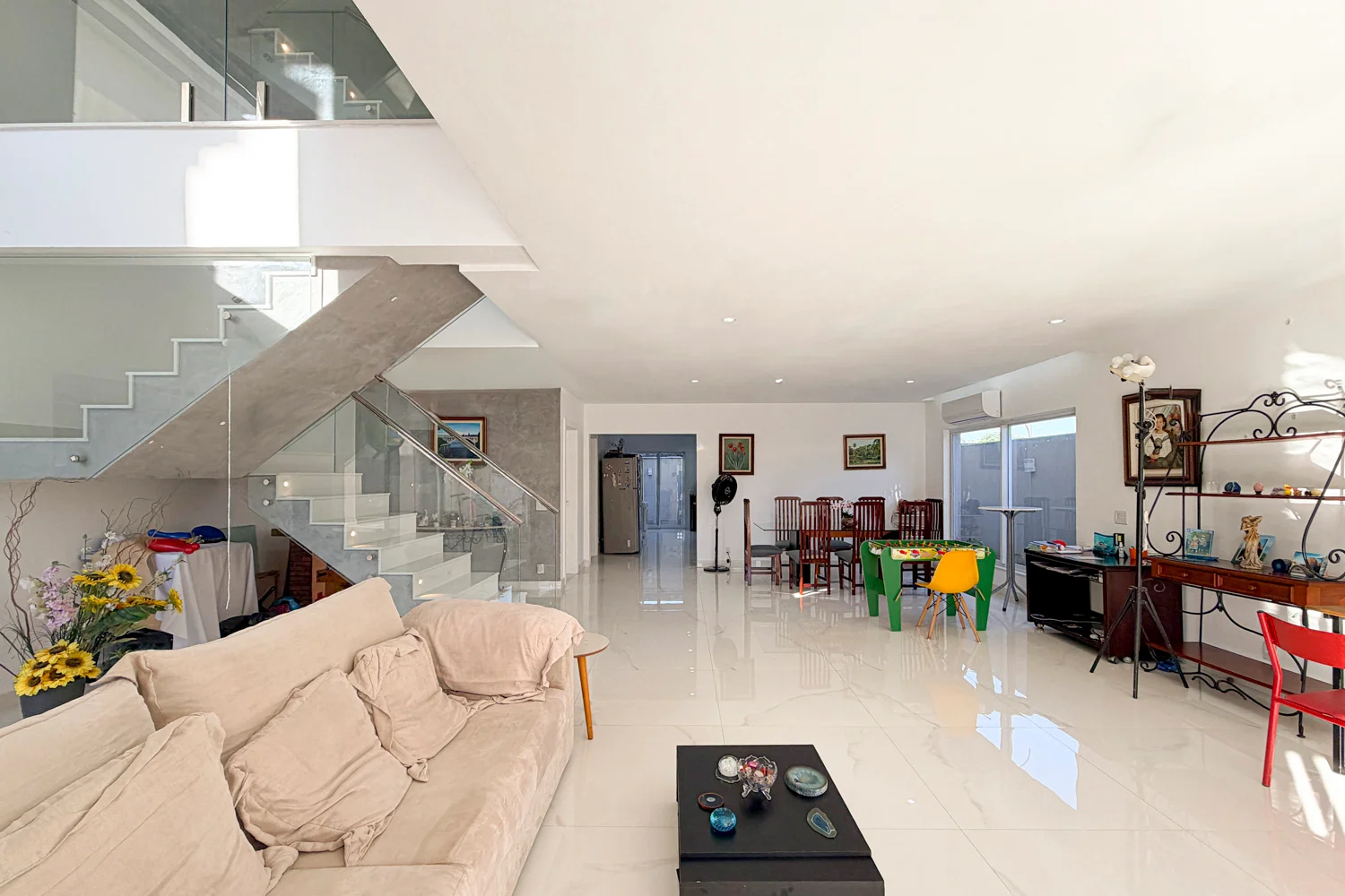 Casa à Venda com 3 Suítes, Pé-Direito Duplo, Piscina e Espaço Gourmet