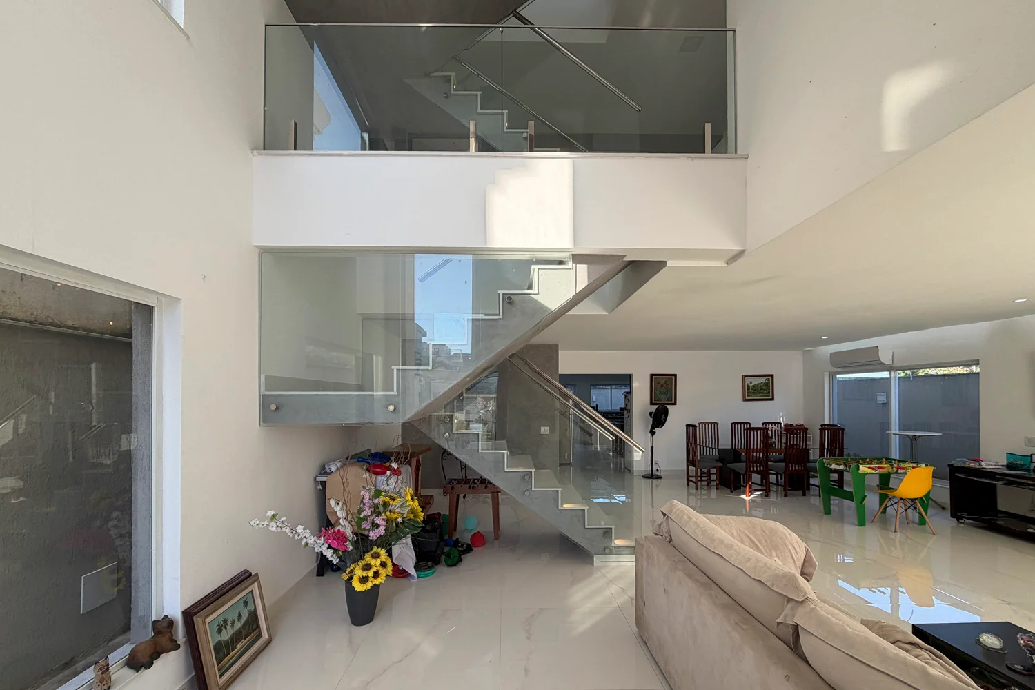 Casa à Venda com 3 Suítes, Pé-Direito Duplo, Piscina e Espaço Gourmet