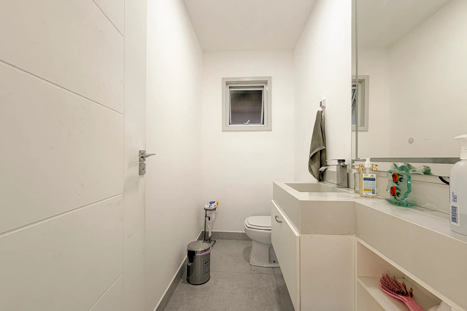 Casa à Venda com 3 Suítes, Pé-Direito Duplo, Piscina e Espaço Gourmet