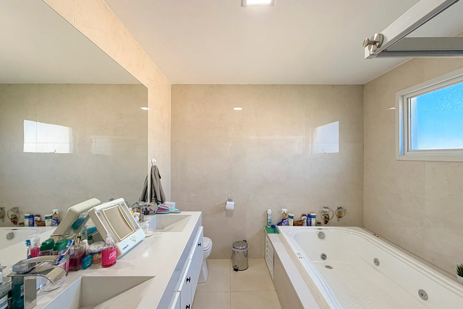 Casa à Venda com 3 Suítes, Pé-Direito Duplo, Piscina e Espaço Gourmet