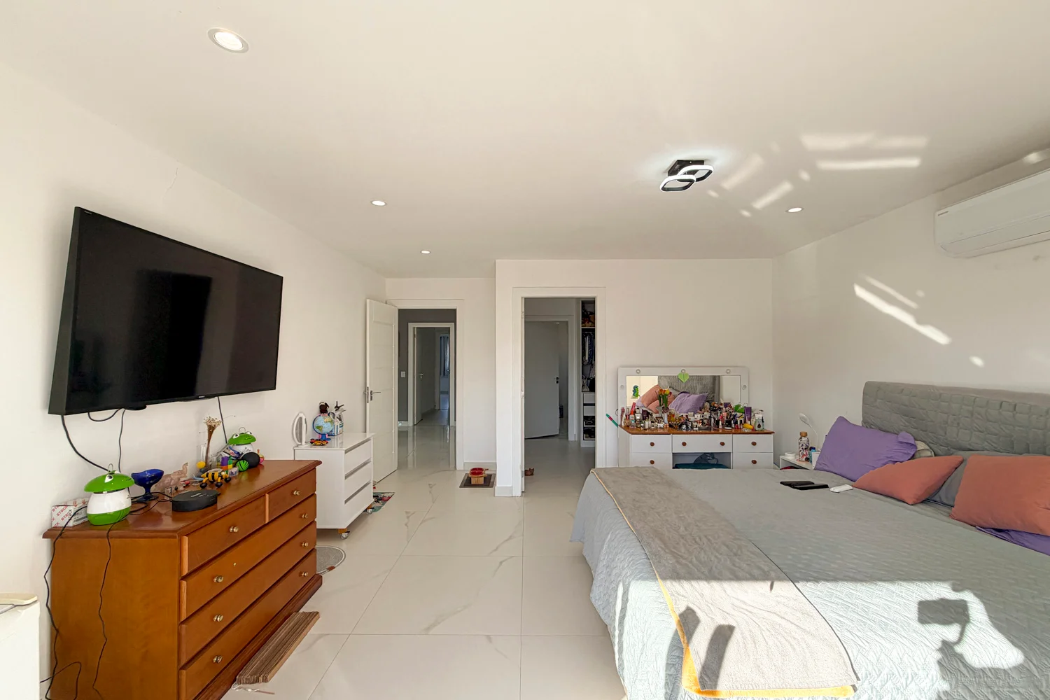 Casa à Venda com 3 Suítes, Pé-Direito Duplo, Piscina e Espaço Gourmet