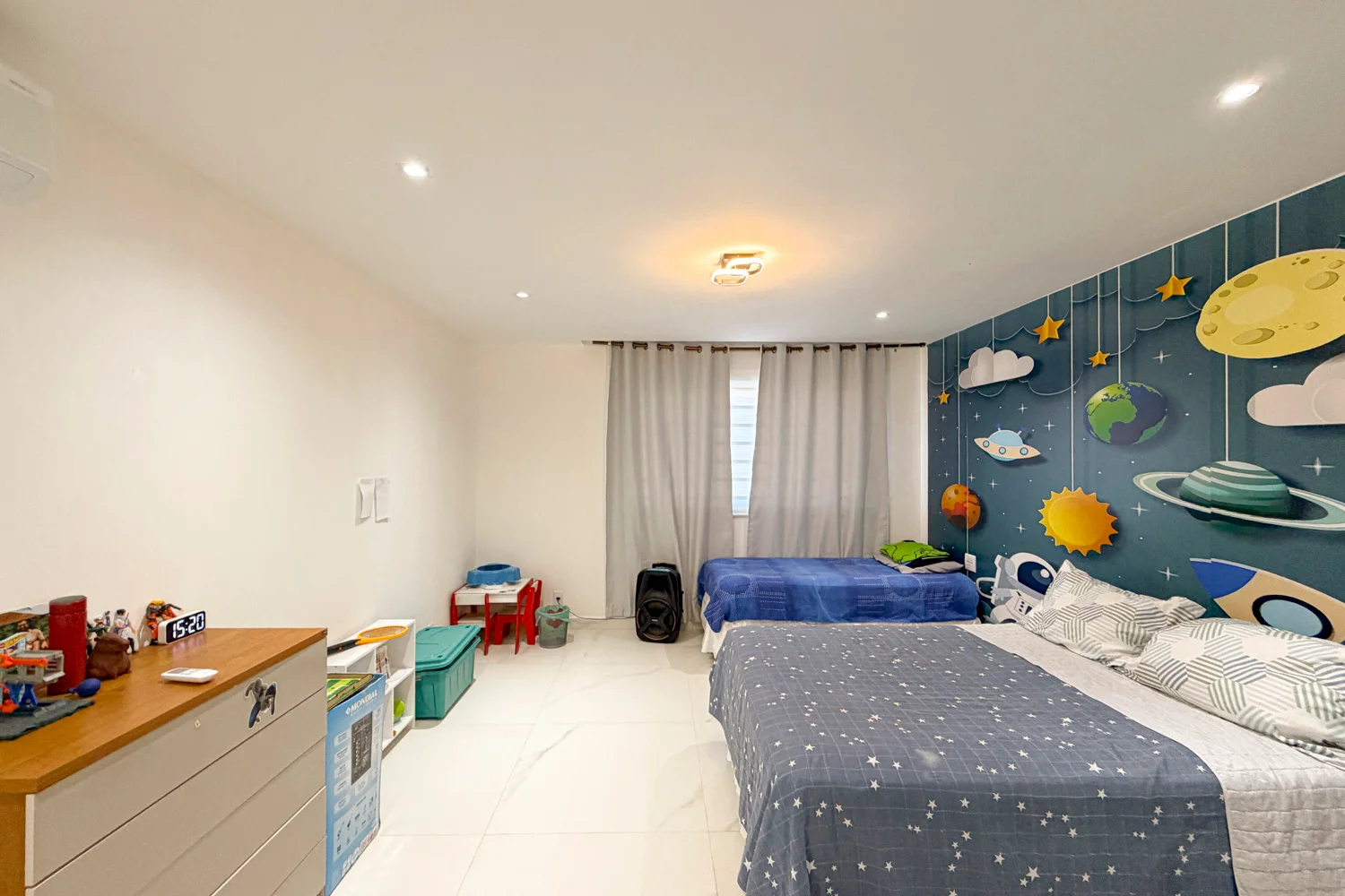 Casa à Venda com 3 Suítes, Pé-Direito Duplo, Piscina e Espaço Gourmet