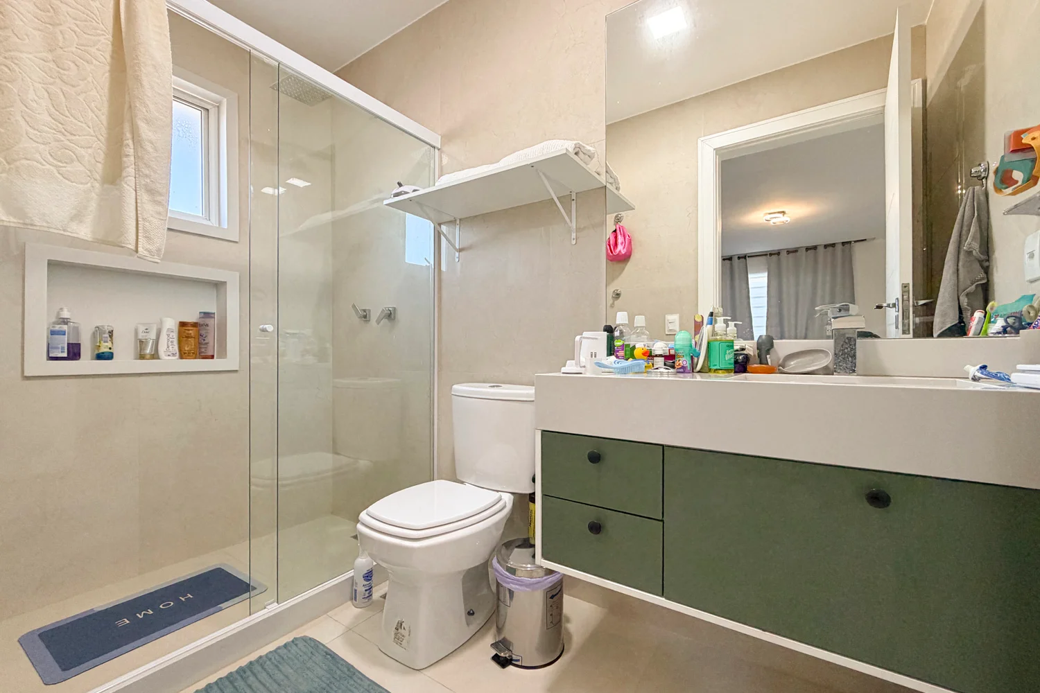 Casa à Venda com 3 Suítes, Pé-Direito Duplo, Piscina e Espaço Gourmet