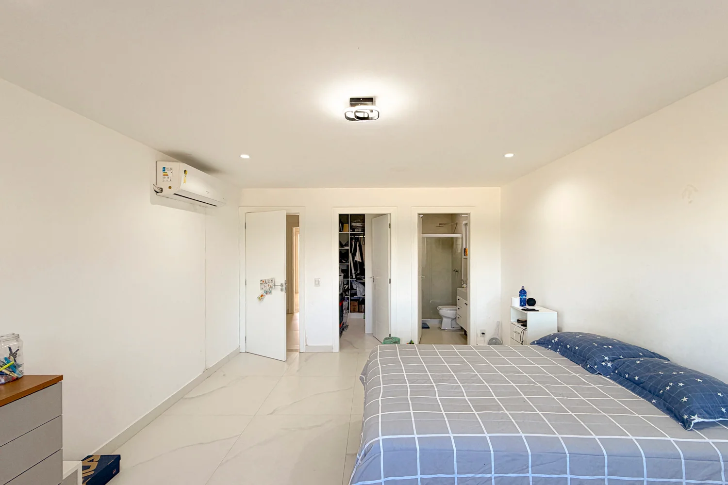 Casa à Venda com 3 Suítes, Pé-Direito Duplo, Piscina e Espaço Gourmet