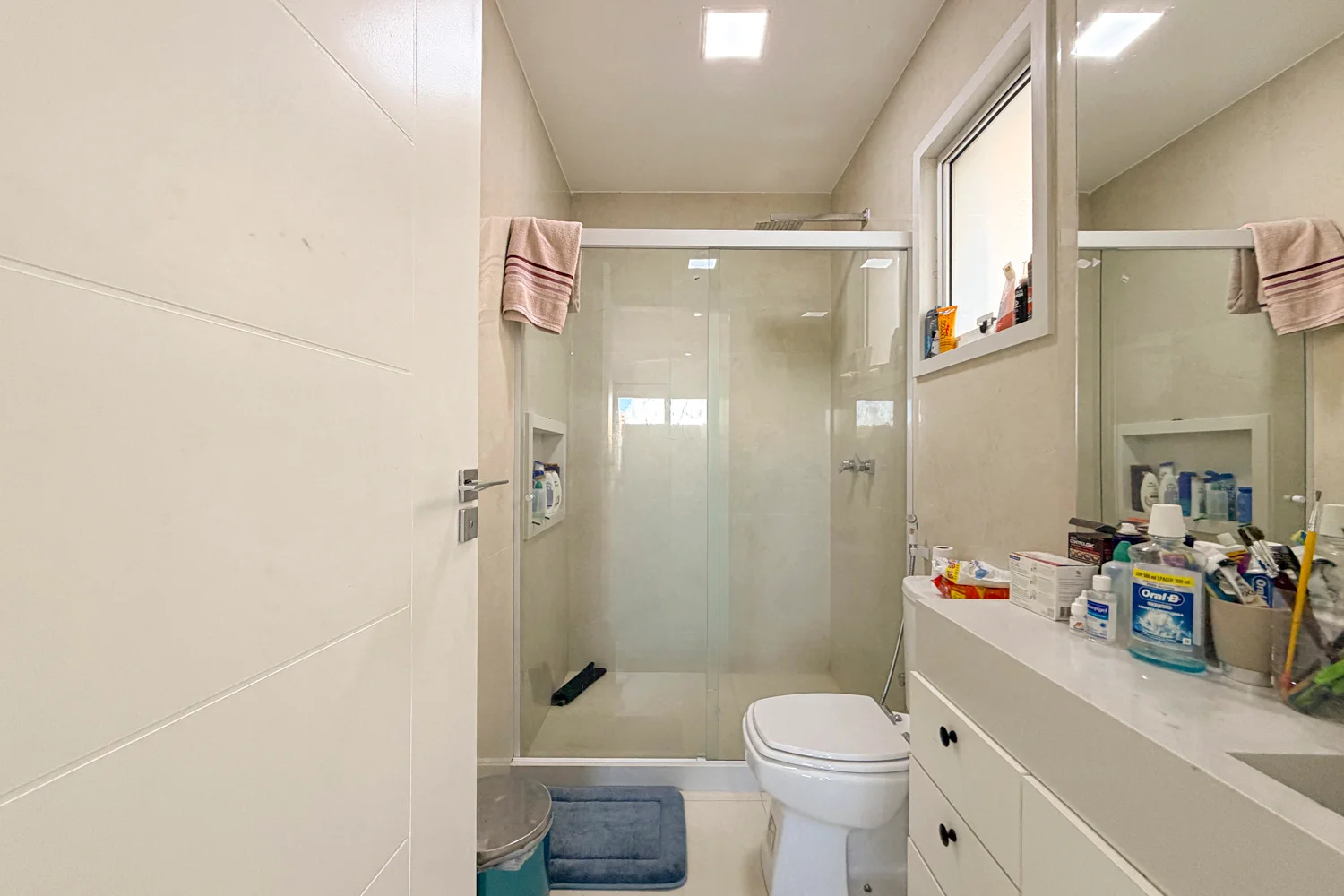 Casa à Venda com 3 Suítes, Pé-Direito Duplo, Piscina e Espaço Gourmet