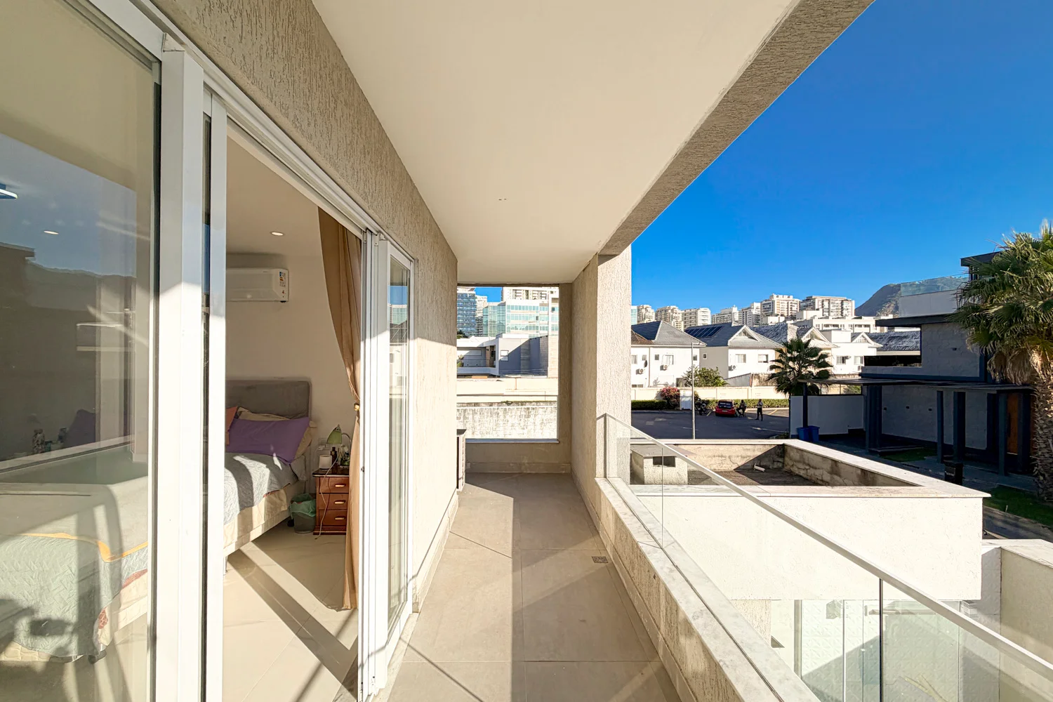 Casa à Venda com 3 Suítes, Pé-Direito Duplo, Piscina e Espaço Gourmet
