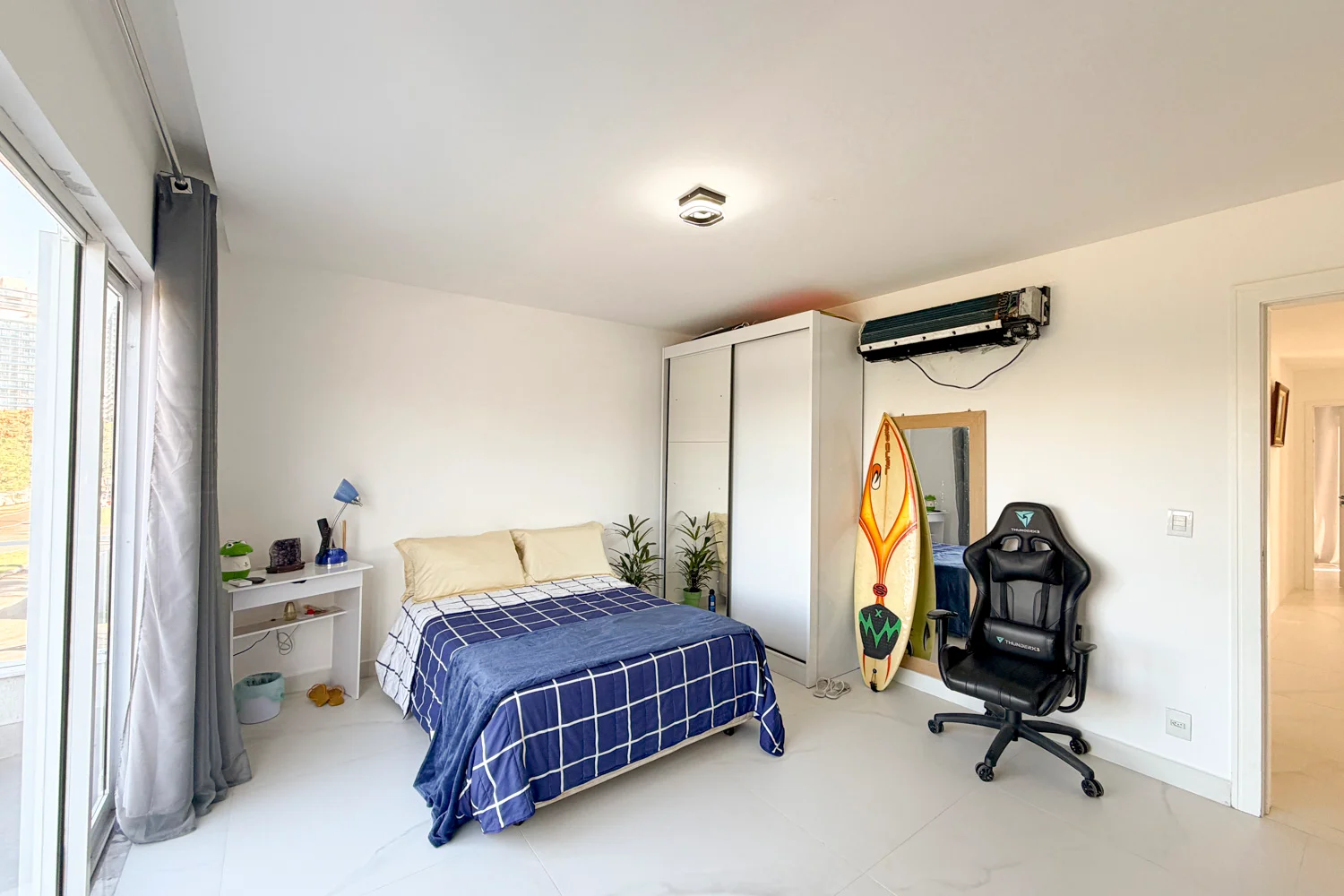 Casa à Venda com 3 Suítes, Pé-Direito Duplo, Piscina e Espaço Gourmet