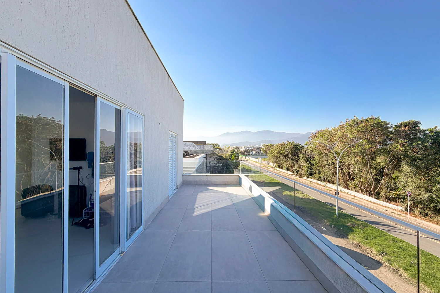 Casa à Venda com 3 Suítes, Pé-Direito Duplo, Piscina e Espaço Gourmet