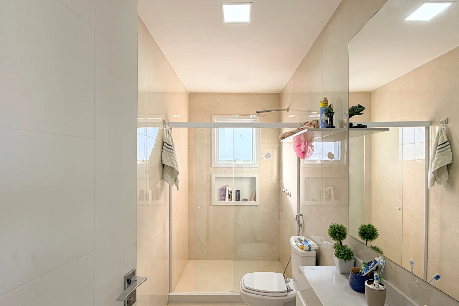 Casa à Venda com 3 Suítes, Pé-Direito Duplo, Piscina e Espaço Gourmet