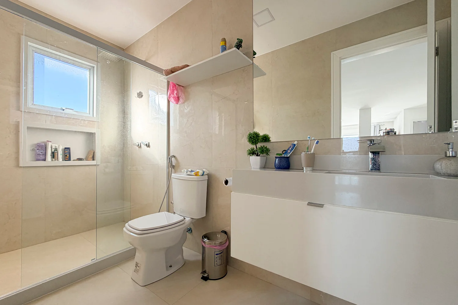 Casa à Venda com 3 Suítes, Pé-Direito Duplo, Piscina e Espaço Gourmet