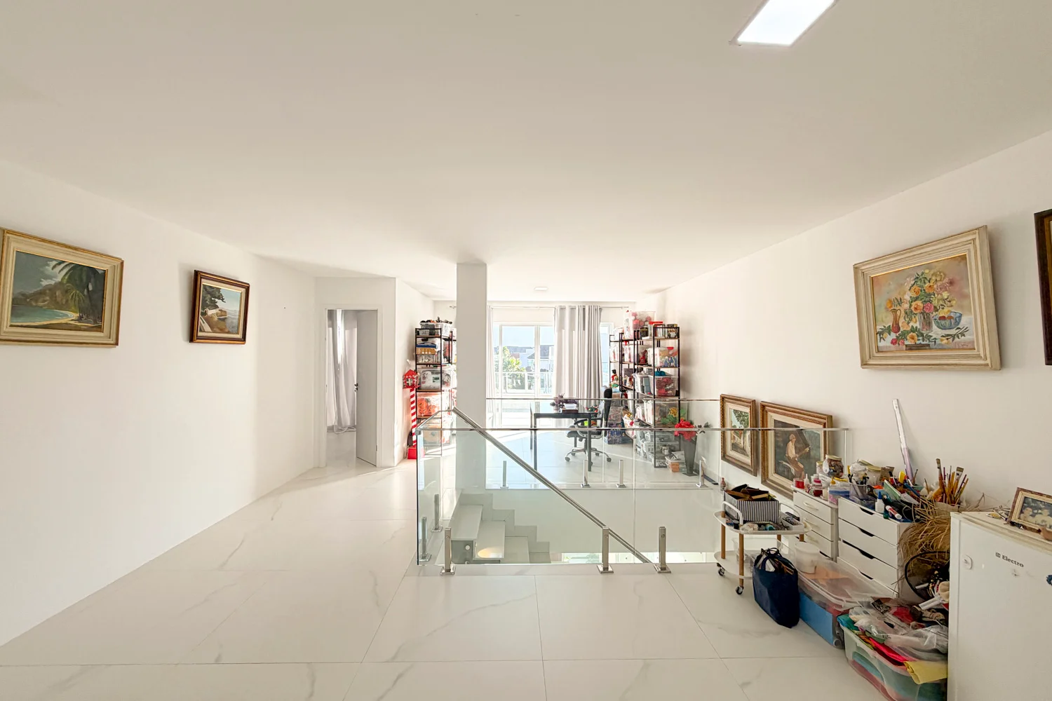 Casa à Venda com 3 Suítes, Pé-Direito Duplo, Piscina e Espaço Gourmet