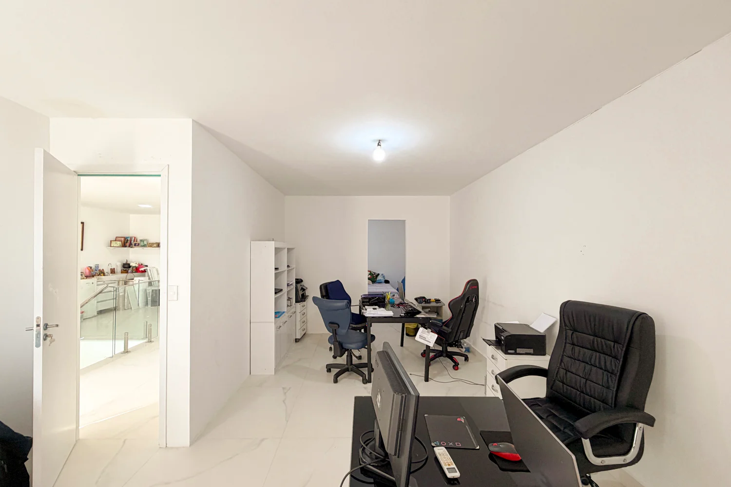 Casa à Venda com 3 Suítes, Pé-Direito Duplo, Piscina e Espaço Gourmet